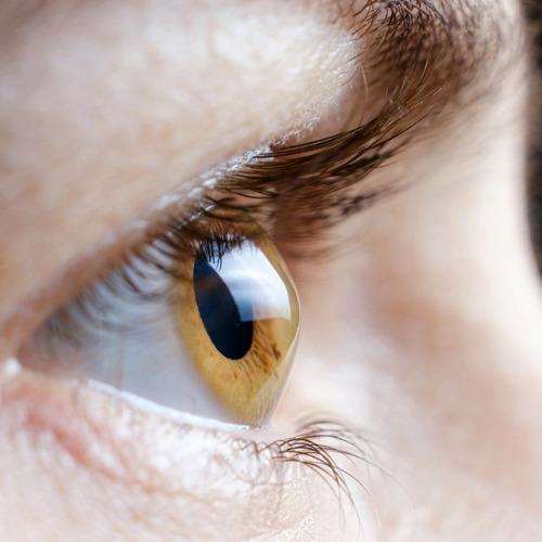 Keratoconus symptoms awareness image emphasizing blurry vision, changing eye power, and glare at night, encouraging early diagnosis and eye check- up.